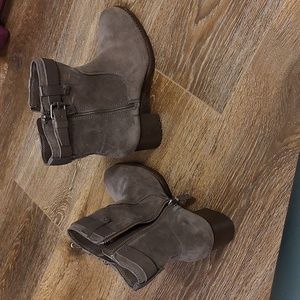 Trask Womens Madison Round Toe Ankle Fashion Boots, Grey Suede size 9.5